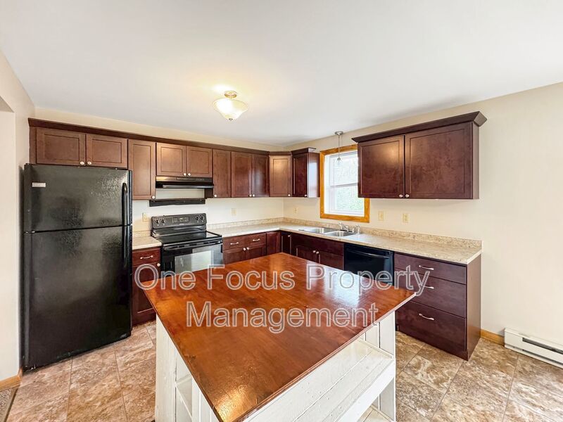 Massive 4BR/3BA Single Family Home - Up to 2 pet welcome! property image
