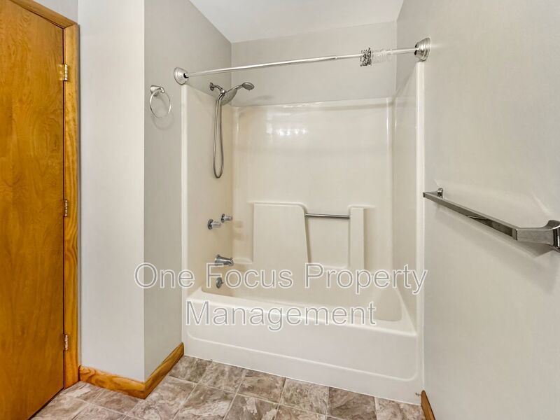 Massive 4BR/3BA Single Family Home - Up to 2 pet welcome! property image