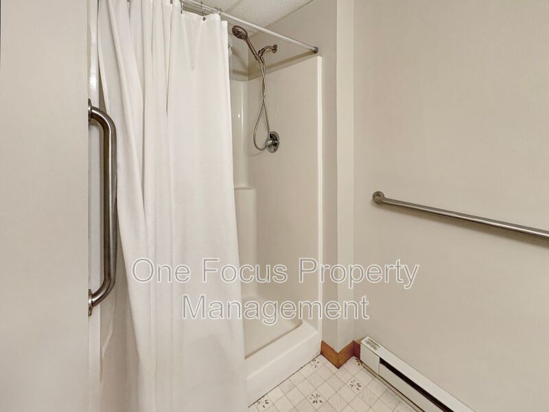 Massive 4BR/3BA Single Family Home - Up to 2 pet welcome! property image