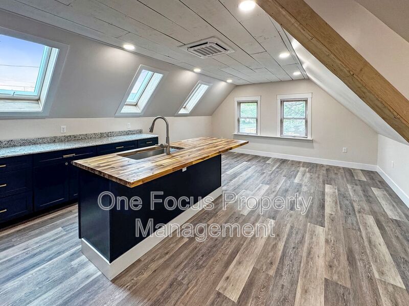 Upscale and Beautiful 1BR/1BA - 1 pet welcome up to 25lbs. property image