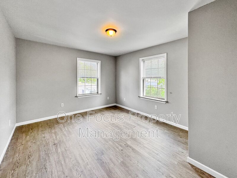 Stunning and Newly Renovated 4BR/1BA Townhouse! up to 2 pets under 45lbs. welcome! property image