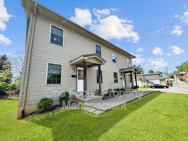 Stunning and Newly Renovated 4BR/1BA Townhouse! up to 2 pets under 45lbs. welcome! property image