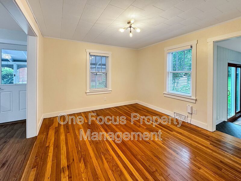 Beautifully Updated 3BR/12BA Home - UP to 2 pets welcome - No weight limit! property image