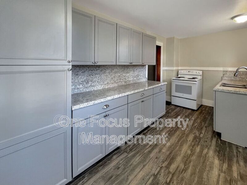 Cozy 3BR/1BA Duplex - Up to 2 pets under 40lbs welcome! property image