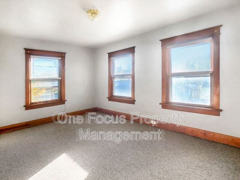 Cozy 3BR/1BA Duplex - Up to 2 pets under 40lbs welcome! property image