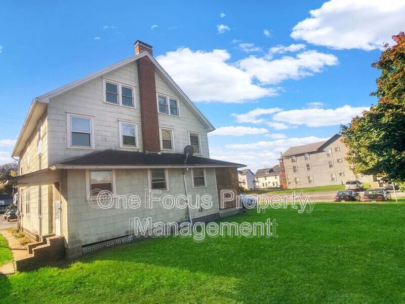 Cozy 3BR/1BA Duplex - Up to 2 pets under 40lbs welcome! property image