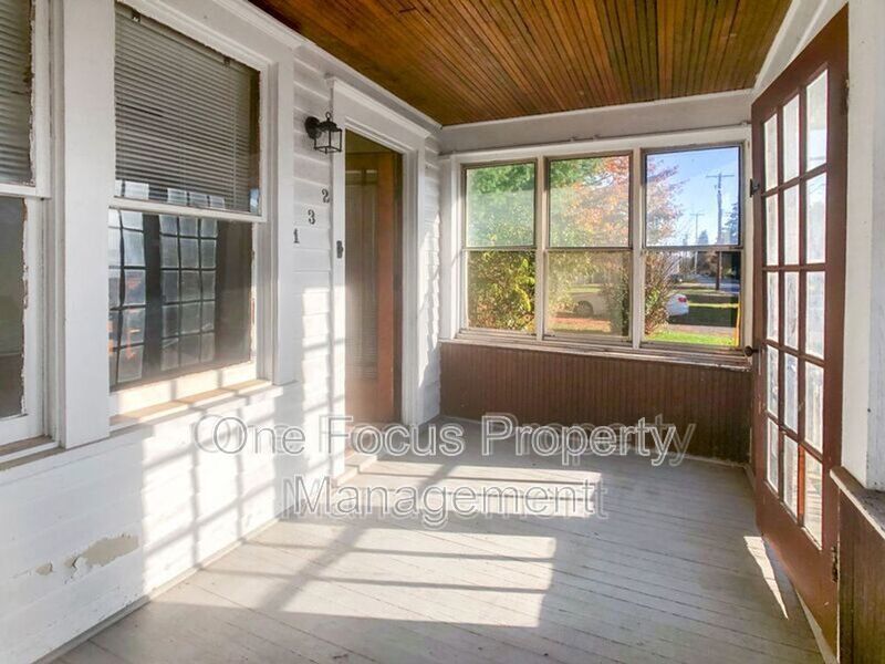 Cozy 3BR/1BA Duplex - Up to 2 pets under 40lbs welcome! property image