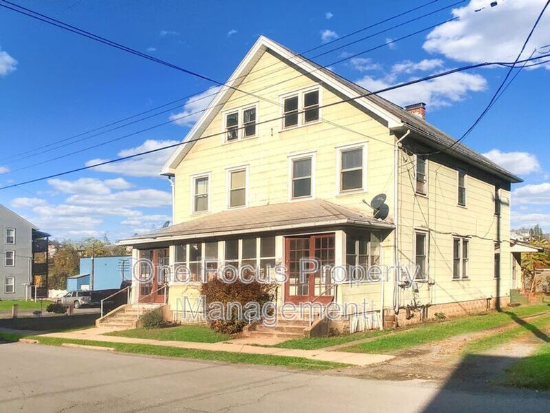 Cozy 3BR/1BA Duplex - Up to 2 pets under 40lbs welcome! property image
