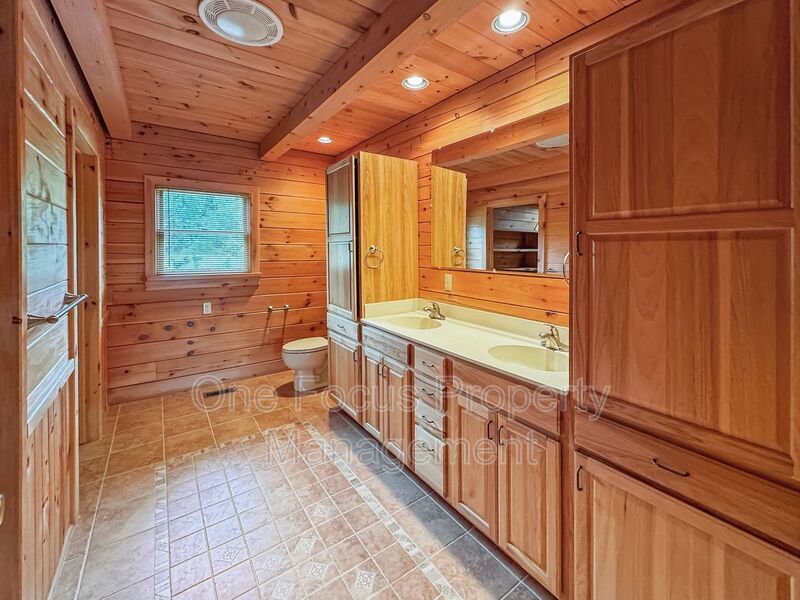 Magnificent 3BR/4.5BA Log Home! - 2 pets welcome/no weight limit! property image