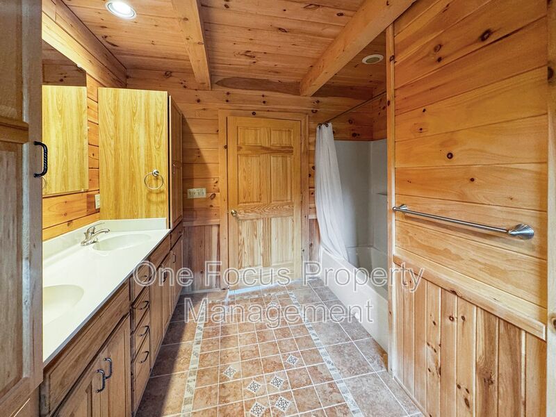 Magnificent 3BR/4.5BA Log Home! - 2 pets welcome/no weight limit! property image