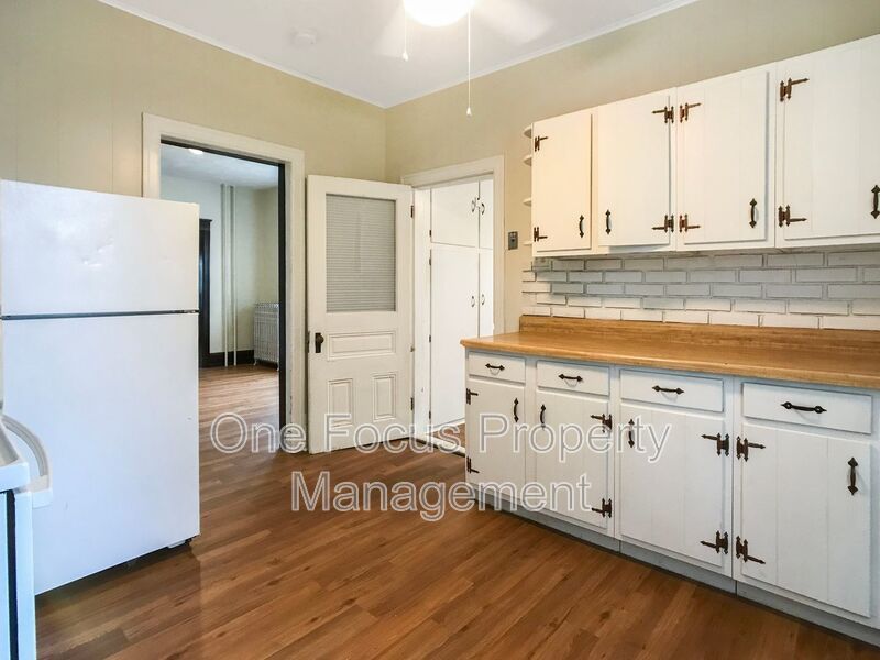Spacious 3BR/1BA Duplex Home - 2 Pets under 40 lbs. Welcome! property image