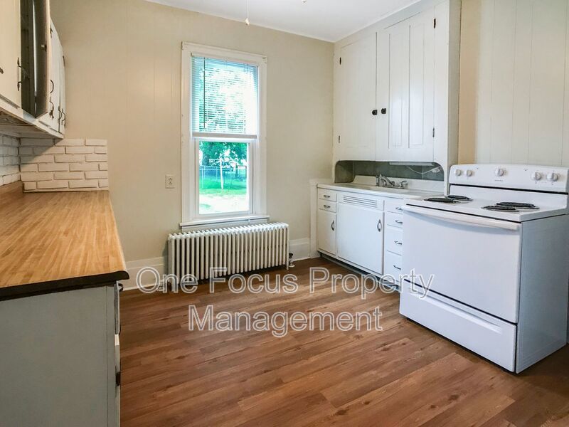Spacious 3BR/1BA Duplex Home - 2 Pets under 40 lbs. Welcome! property image