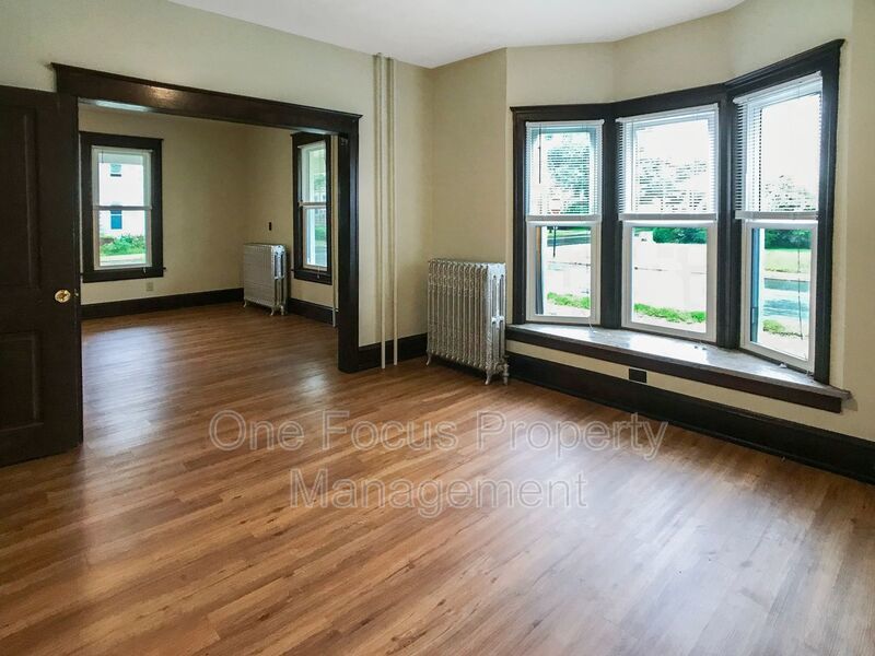 Spacious 3BR/1BA Duplex Home - 2 Pets under 40 lbs. Welcome! property image