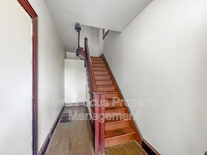 Spacious Second Floor 1BR/1BA - 2 pets under 25 lbs. welcome! property image