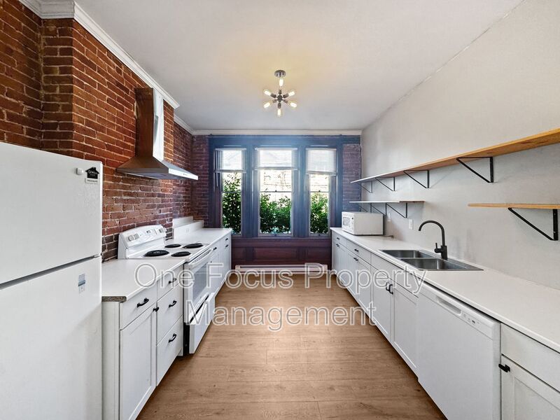 Modern 1BR/1BA - Up to 2 pets under 100 lbs. welcome! property image