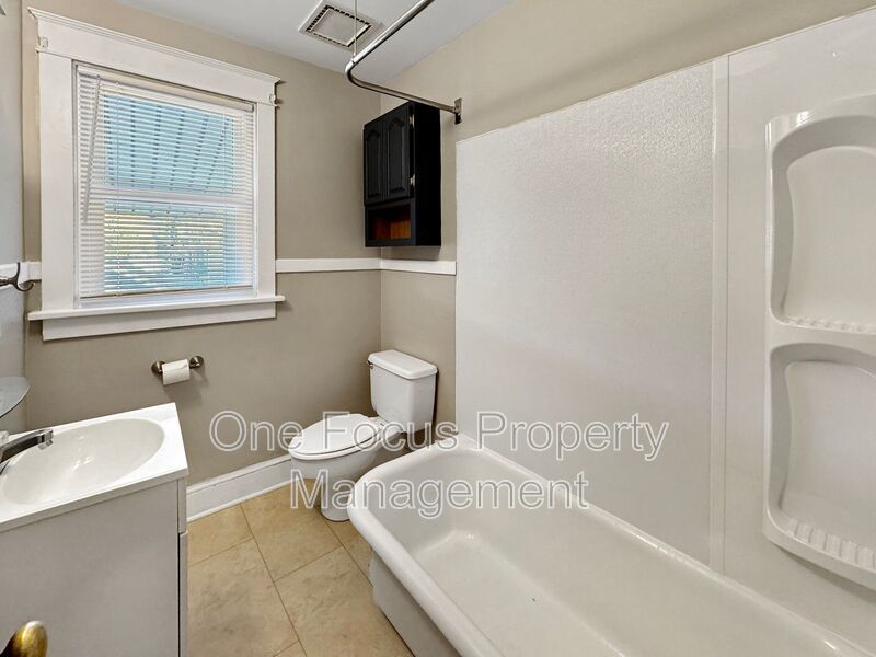 Beautiful 3BR/1BA Duplex - Efficient Natural Gas Heating! property image