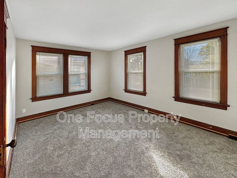 Beautiful 3BR/1BA Duplex - Efficient Natural Gas Heating! property image