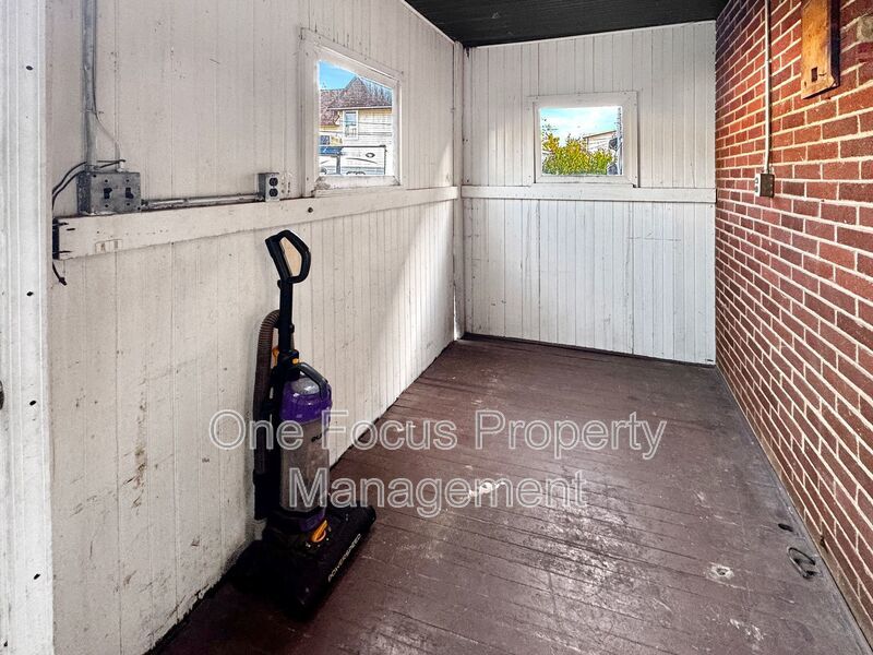 Beautiful 3BR/1BA Duplex - Efficient Natural Gas Heating! property image