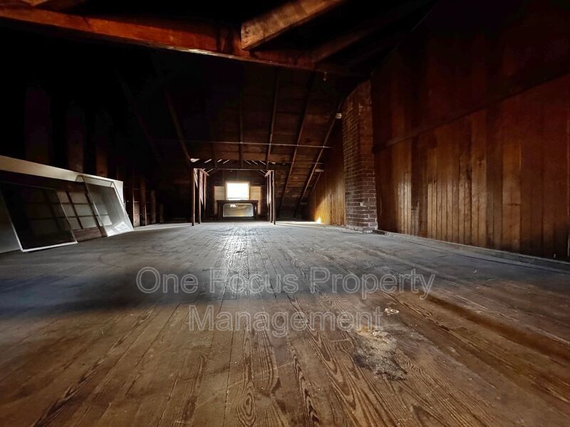 Beautiful 3BR/1BA Duplex - Efficient Natural Gas Heating! property image