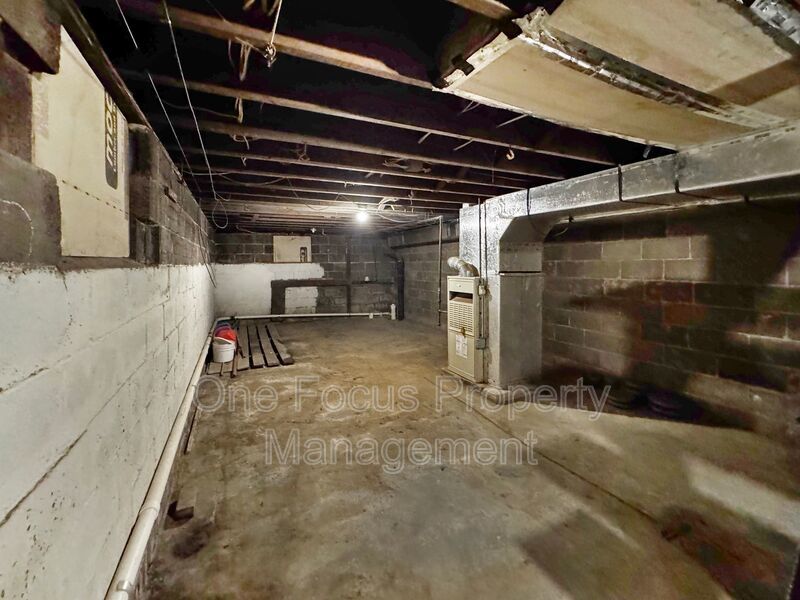 Beautiful 3BR/1BA Duplex - Efficient Natural Gas Heating! property image