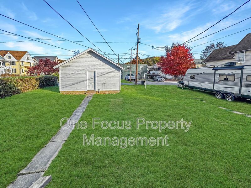 Beautiful 3BR/1BA Duplex - Efficient Natural Gas Heating! property image