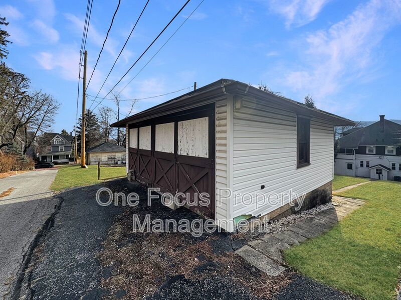 Lovely 3BR/1BA Duplex Home - 2 Pets Under 40# Welcome! property image