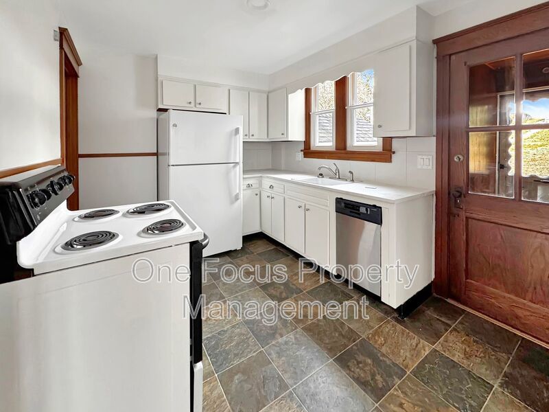 Beautiful and Spacious 3BR/1BA - 2 Pets Under 40# Each Welcome! property image