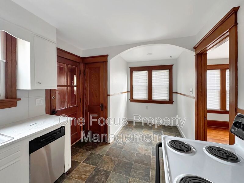 Beautiful and Spacious 3BR/1BA - 2 Pets Under 40# Each Welcome! property image