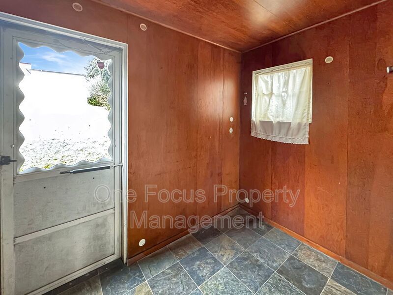 Beautiful and Spacious 3BR/1BA - 2 Pets Under 40# Each Welcome! property image