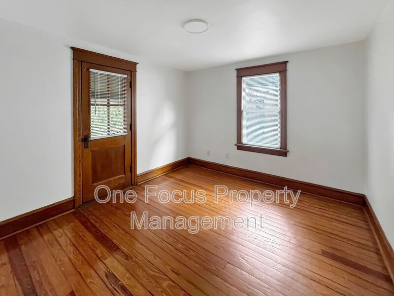 Beautiful and Spacious 3BR/1BA - 2 Pets Under 40# Each Welcome! property image