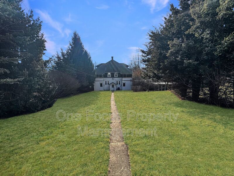 Beautiful and Spacious 3BR/1BA - 2 Pets Under 40# Each Welcome! property image