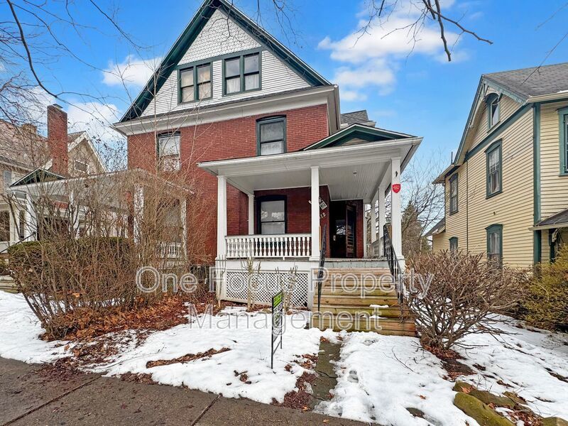 Cozy 3BR/1BA Duplex home - Up to 2 pets welcome. No Weight Limit! property image