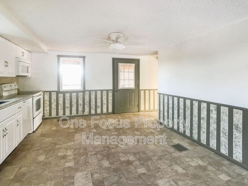 Lovely 3BR/1BA Single Family Home - Up to 2 dogs no weight limit welcome! property image