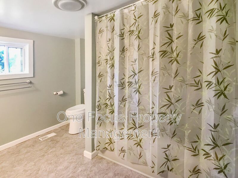 Lovely 3BR/1BA Single Family Home - Up to 2 dogs no weight limit welcome! property image