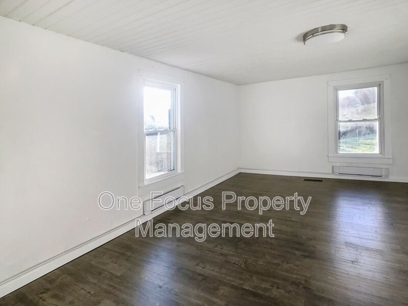 Lovely 3BR/1BA Single Family Home - Up to 2 dogs no weight limit welcome! property image