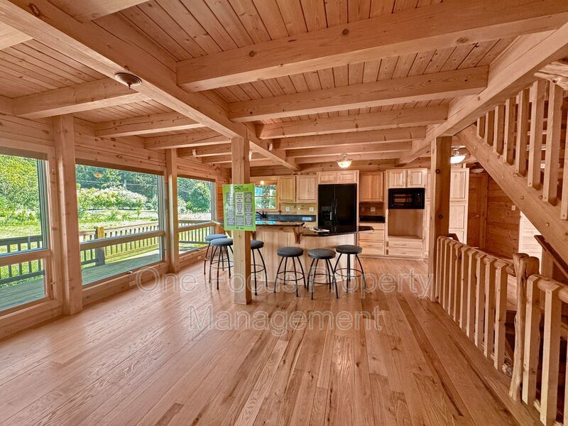 Magnificent 3BR/4.5BA Log Home! - 2 pets welcome/no weight limit! property image