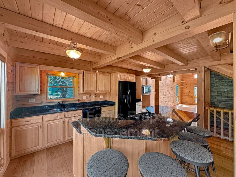 Magnificent 3BR/4.5BA Log Home! - 2 pets welcome/no weight limit! property image
