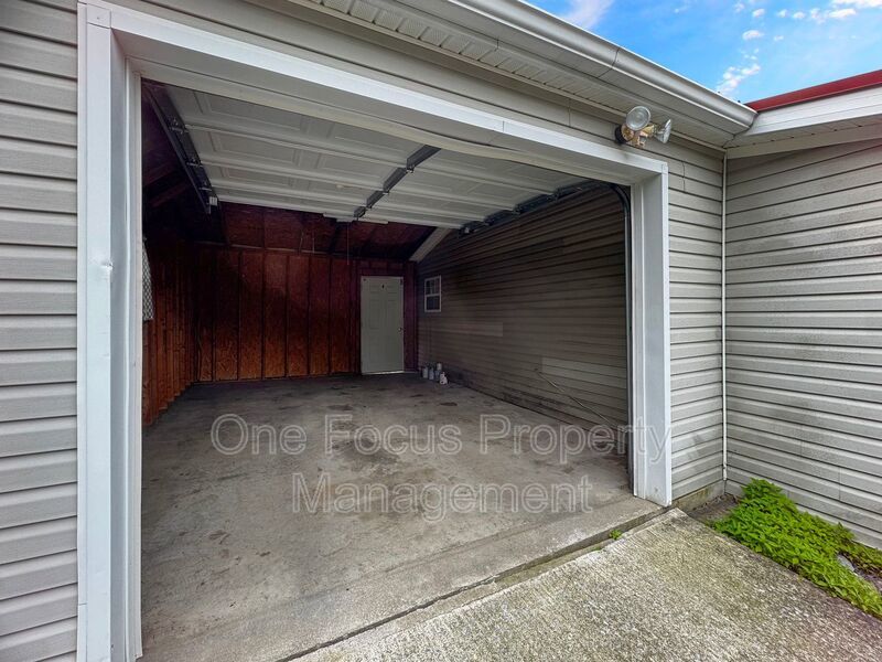 Cozy 3BR/2BA with lots of privacy! Up to 2 pets welcome no weight limit! property image
