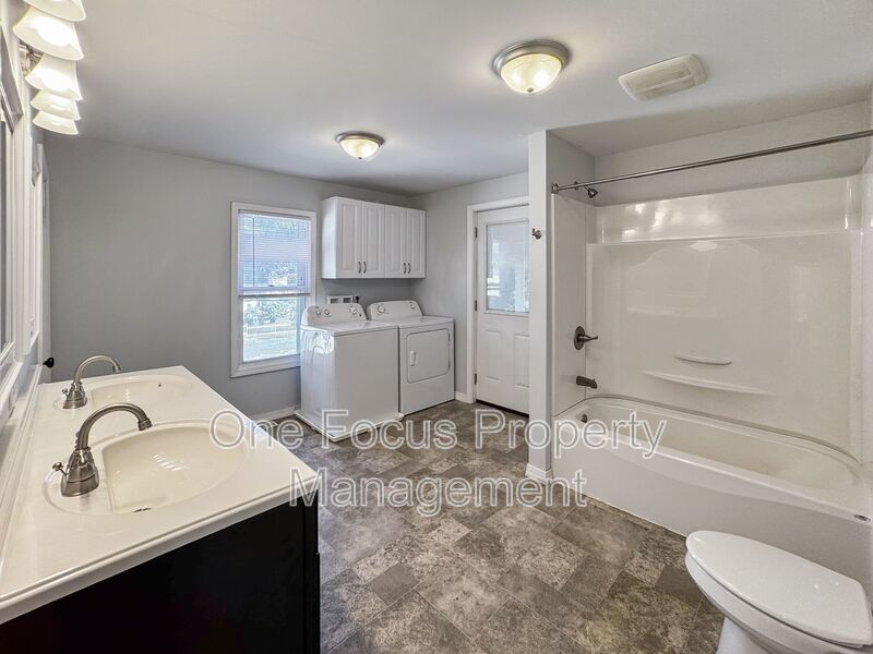 Cute and Cozy 2BR/1BA - up to one pet under 40# welcome! property image