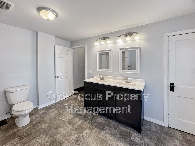 Cute and Cozy 2BR/1BA - up to one pet under 40# welcome! property image
