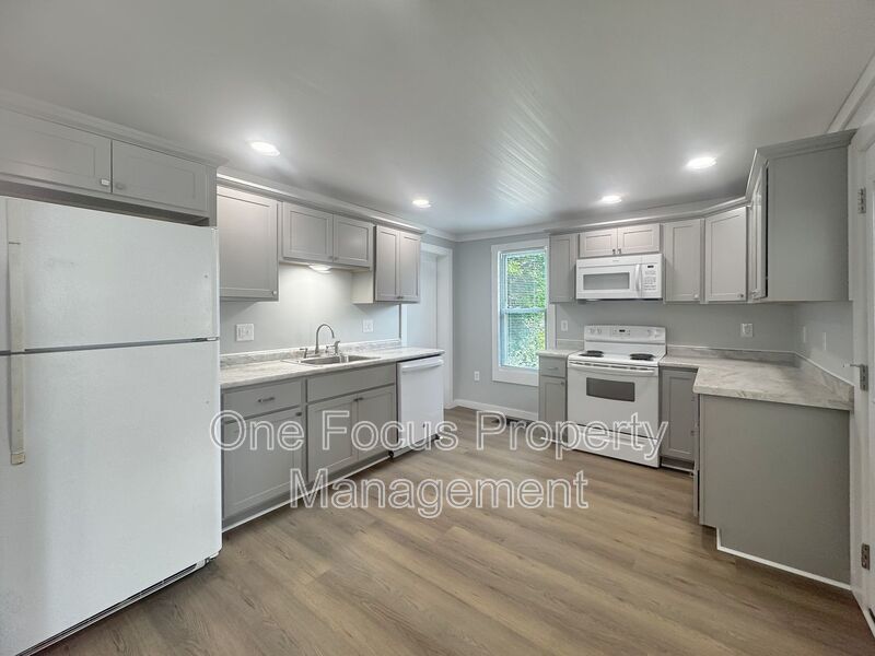 Beautifully Remodeled 3BR/2BA SFH - Up to 2 pets under 30# welcome! property image
