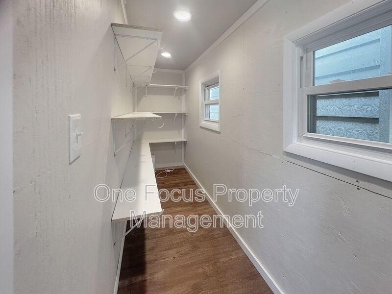Beautifully Remodeled 3BR/2BA SFH - Up to 2 pets under 30# welcome! property image