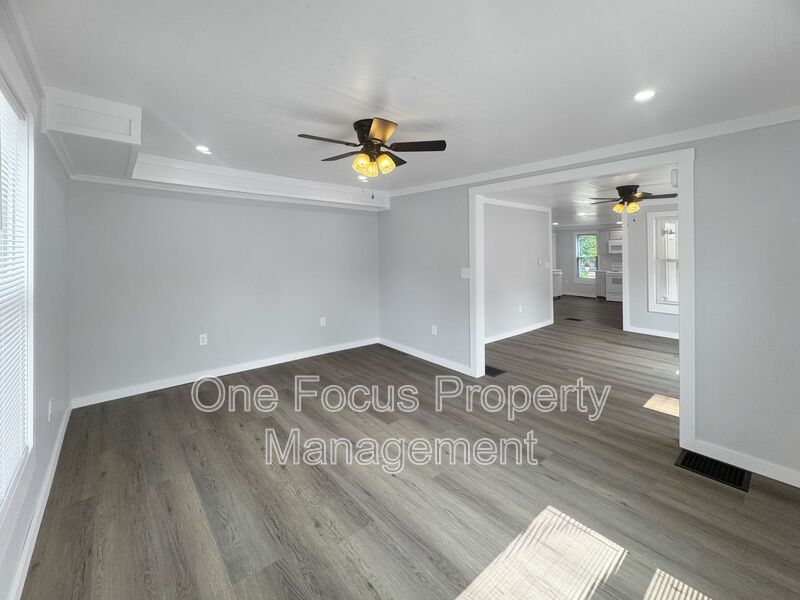 Beautifully Remodeled 3BR/2BA SFH - Up to 2 pets under 30# welcome! property image