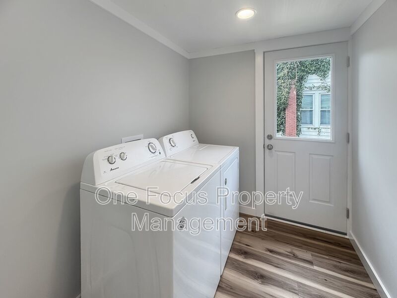 Beautifully Remodeled 3BR/2BA SFH - Up to 2 pets under 30# welcome! property image