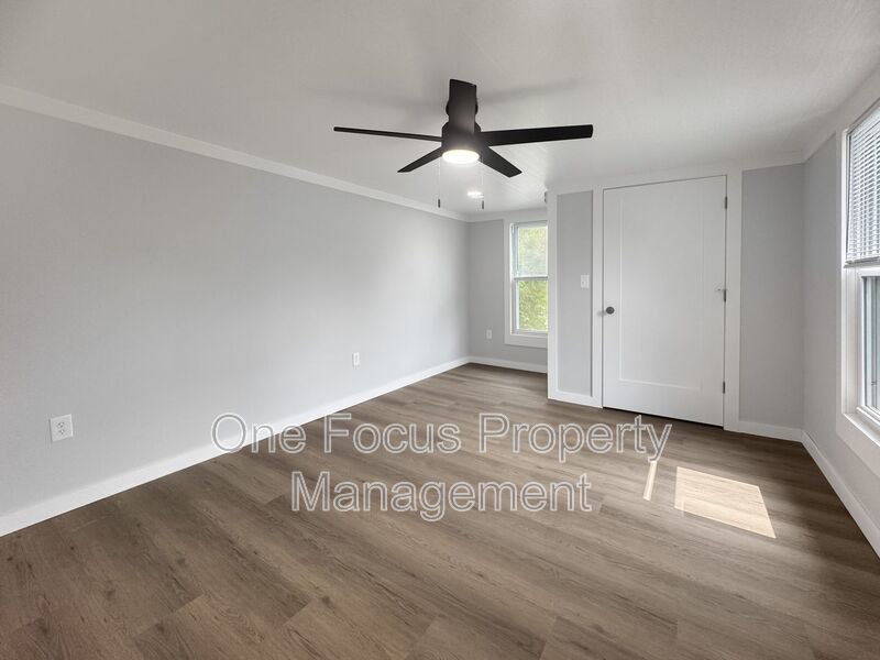 Beautifully Remodeled 3BR/2BA SFH - Up to 2 pets under 30# welcome! property image