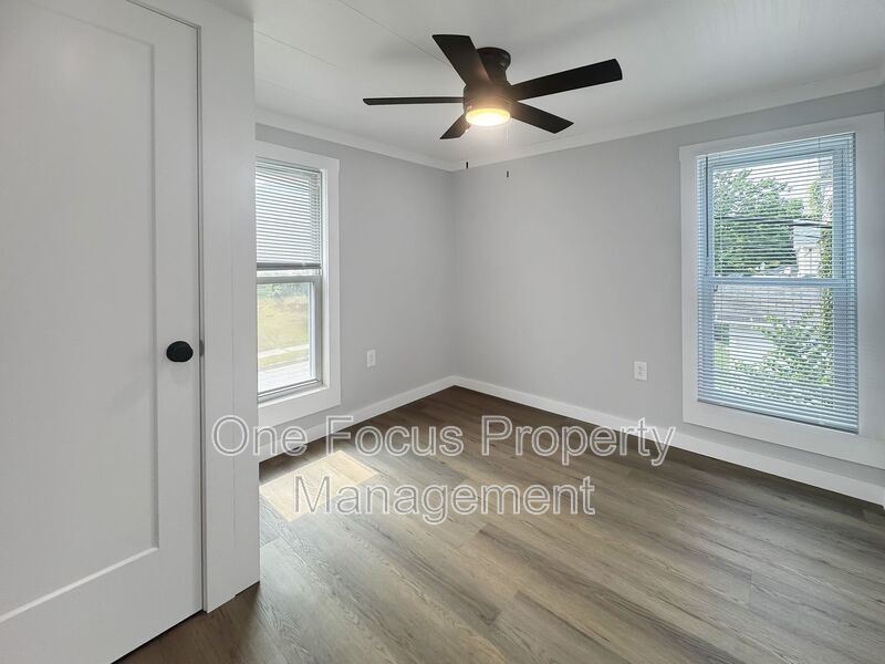 Beautifully Remodeled 3BR/2BA SFH - Up to 2 pets under 30# welcome! property image
