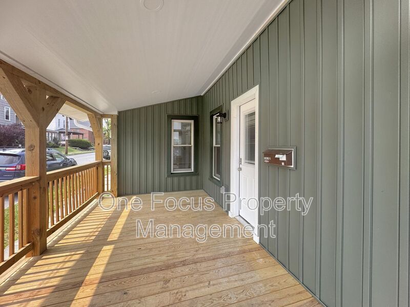 Beautifully Remodeled 3BR/2BA SFH - Up to 2 pets under 30# welcome! property image