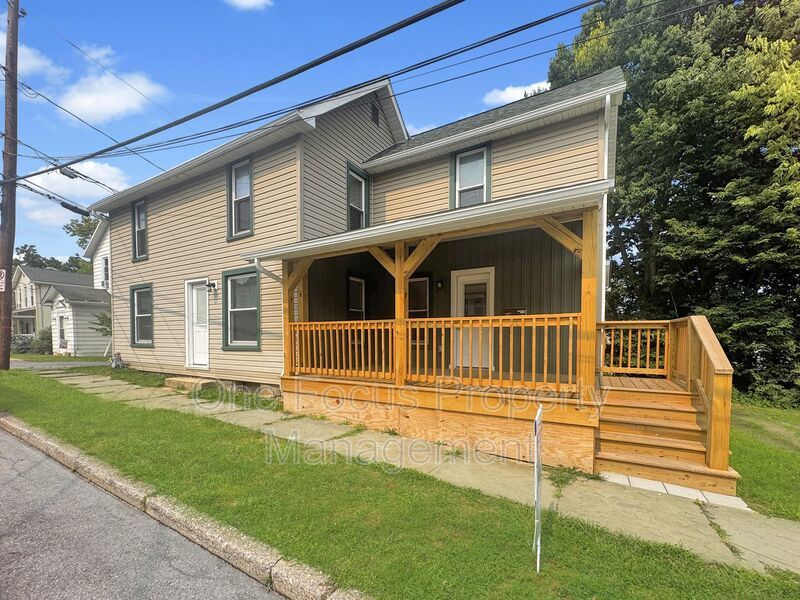 Beautifully Remodeled 3BR/2BA SFH - Up to 2 pets under 30# welcome! property image